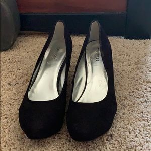 Maurice’s black heels